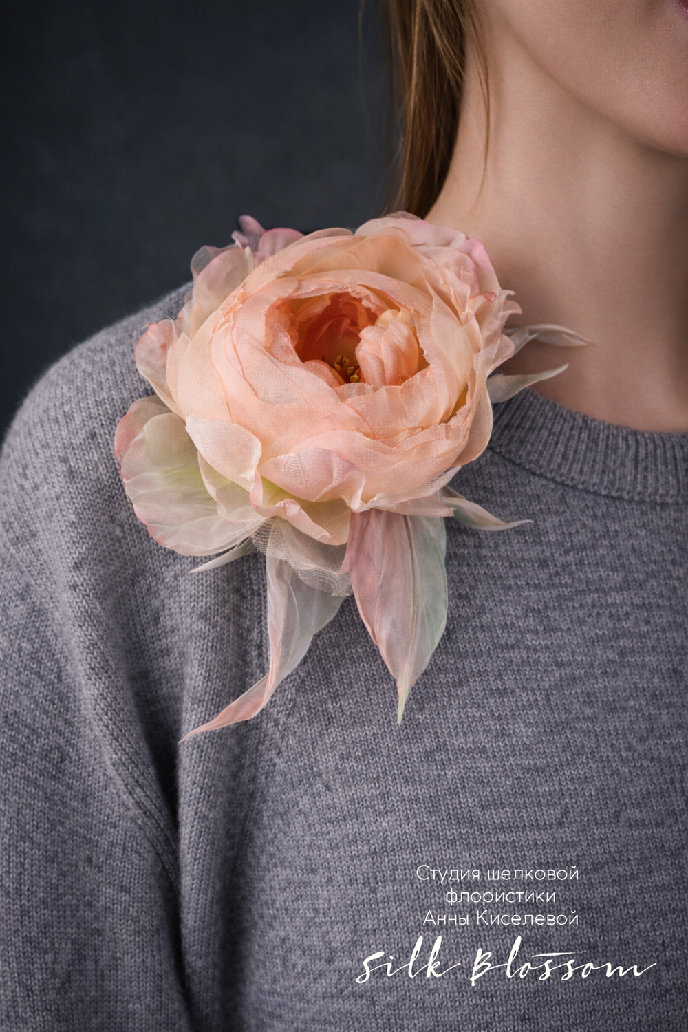 Брошь Английская Роза из шелка персиковая