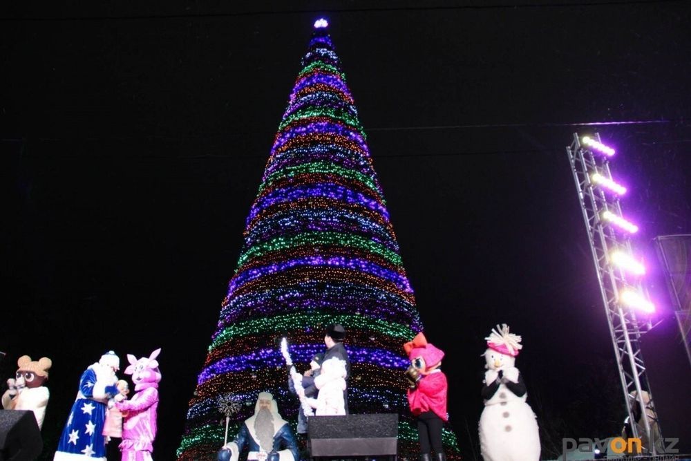 Светодинамическая елка каркасная-узкая с встроенной гирляндой "Евро-2" 12 м