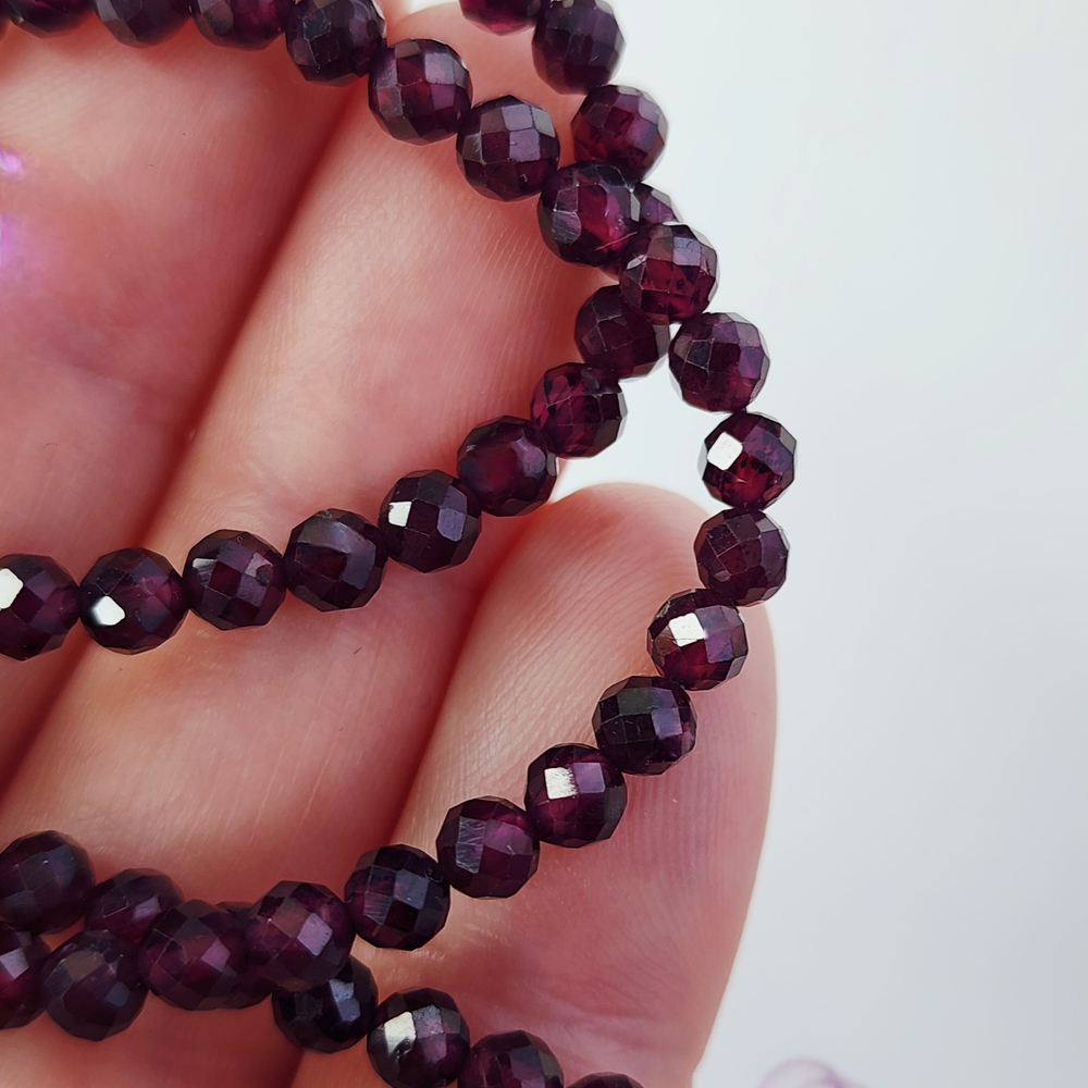 Гранат альмандин, родолит, р-р 4мм, цена за нить 10 см