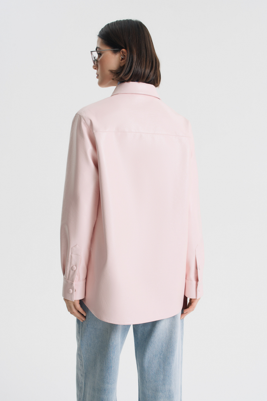 Рубашка из розовой экокожи