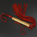 Красная велюровая плеть с деревянной рукоятью - 44 см. (Цвет: красный)