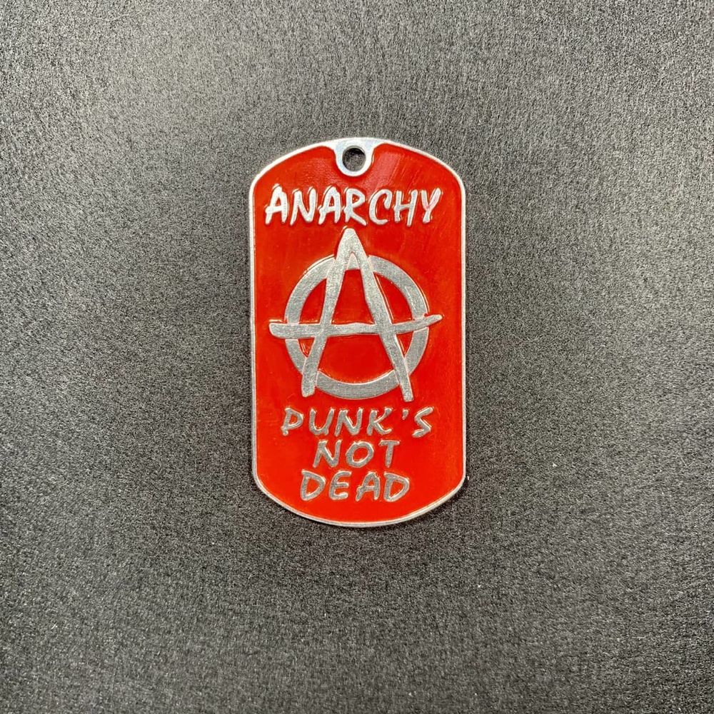 Жетон Армейский ( Военный ) Личный Anarchy «Punk`s Not Dead» Красный