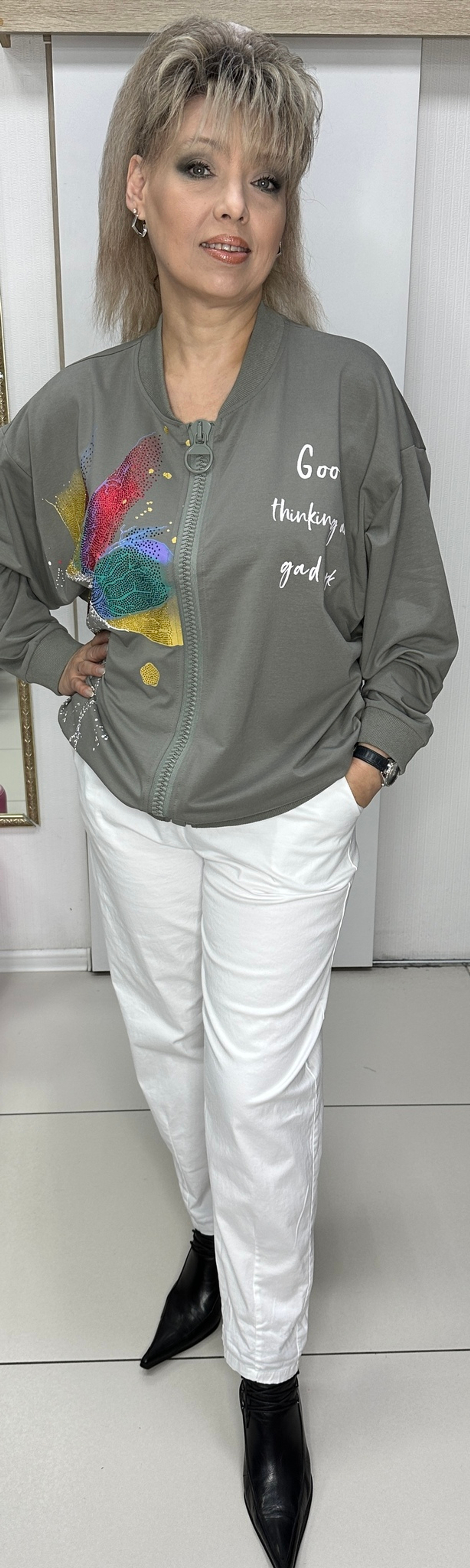 Оливковый трикотажный жакет-бомбер с цветным принтом