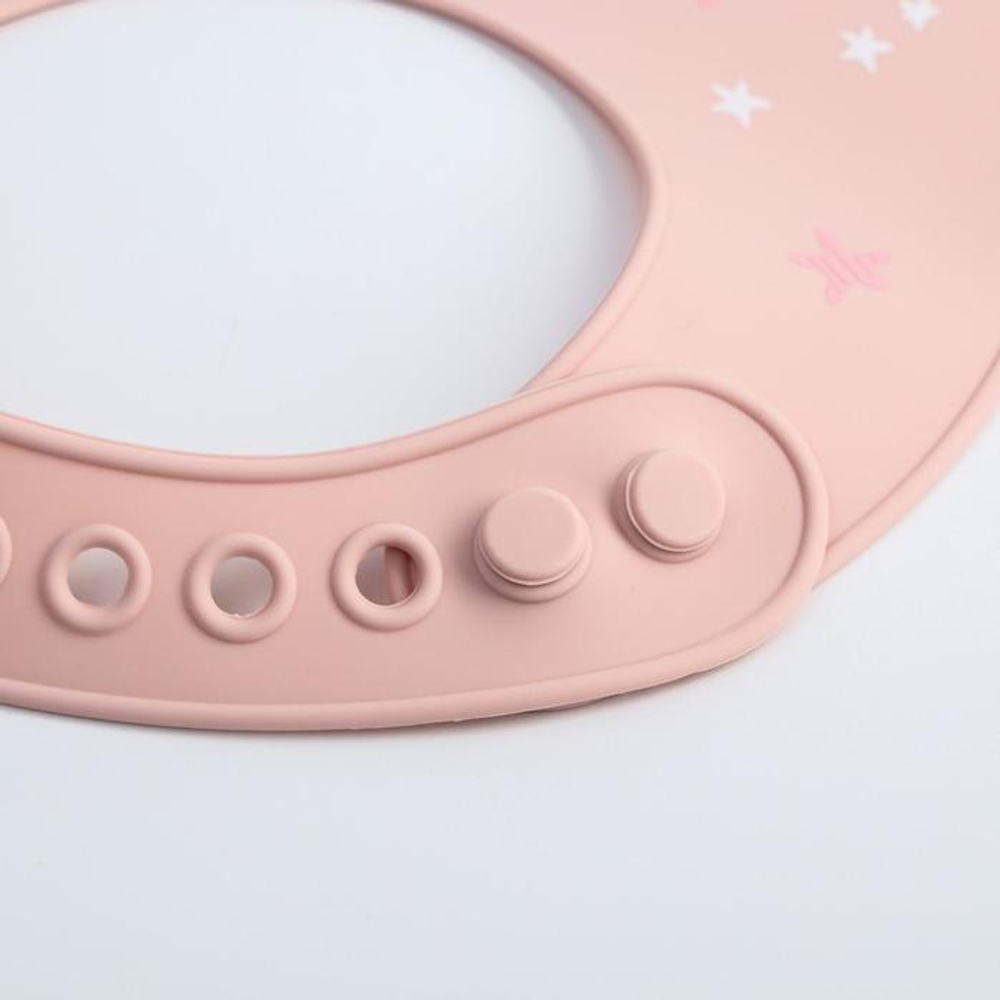 5385563 Нагрудник силиконовый, на кнопках, с карманом «Лебедь», цвет розовый