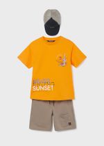 футболка с шортами и бейсболкой