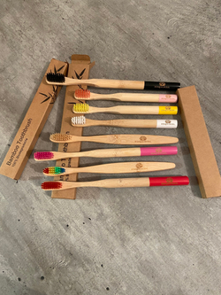 Зубная щетка из бамбука, щетина с угольным напылением,bamboobrush, ​ 1 шт. (средняя жесткость), круглая ручка. цвета в ассортименте.