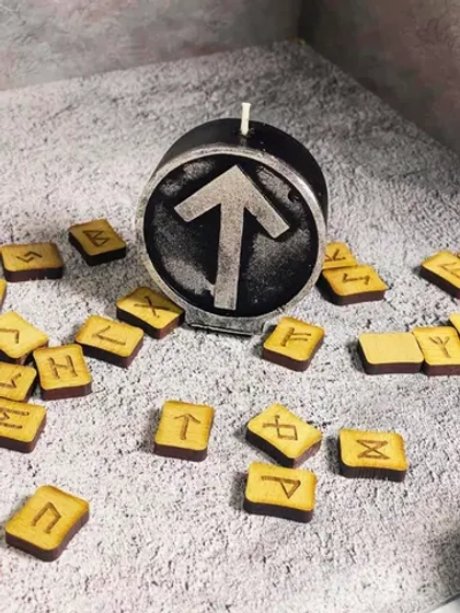 Свеча "Руна Тейваз"