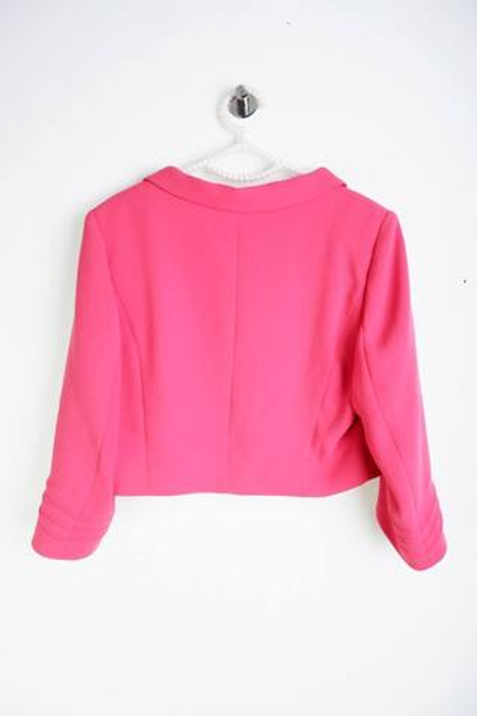 Жакет яркого цвета короткий, визуально на 42 размер