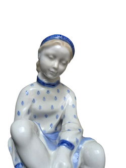 Фарфоровая статуэтка "Конькобежка" Гжель