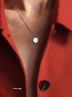 Медальон с гравировкой «Любовь никогда не перестает»