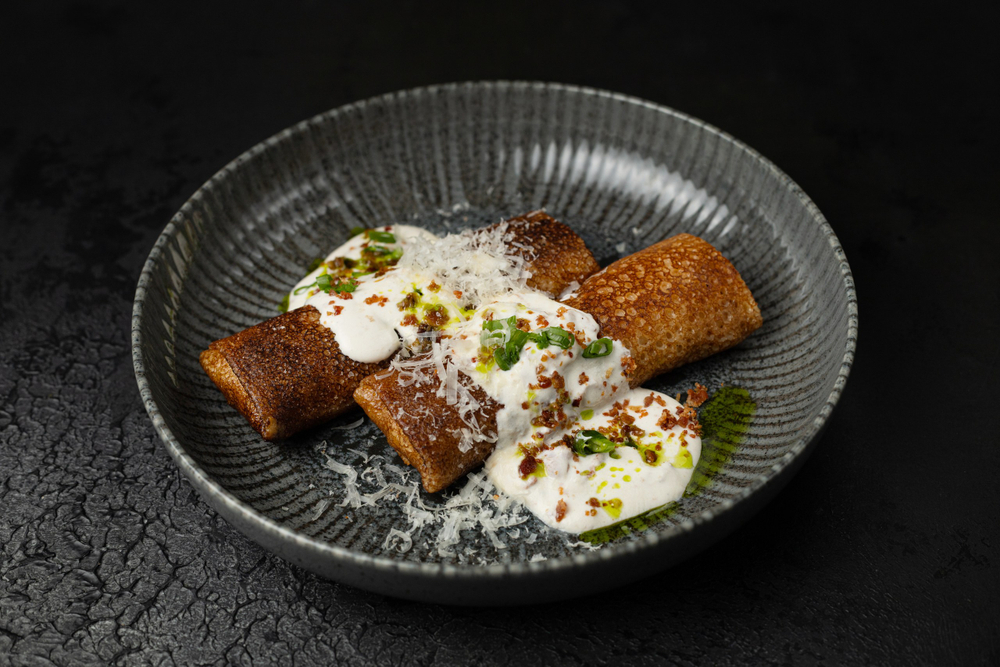 Блины с курицей и соусом карбонара