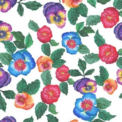 Яркие анютины глазки с листьями на белом фоне