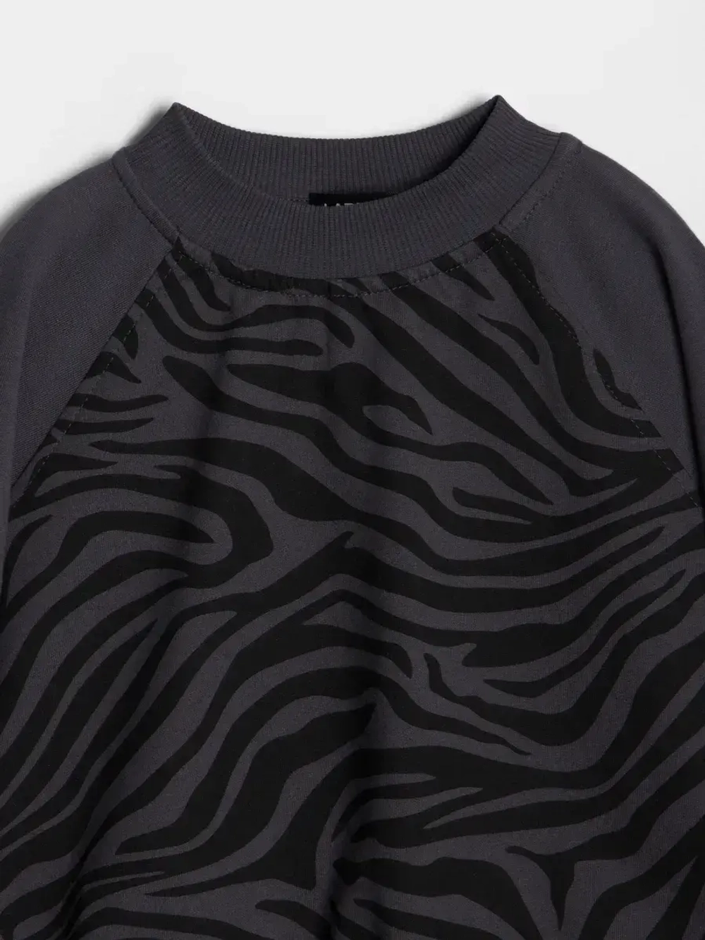 Черный костюм для девочки с юбкой в школу