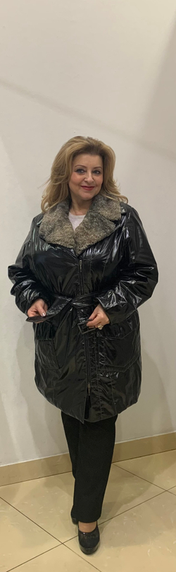 Женский утепленный плащ с поясом и сьемным меховым воротником