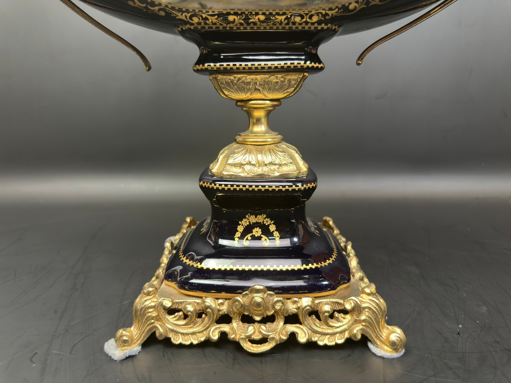 Парадная ваза для середины стола