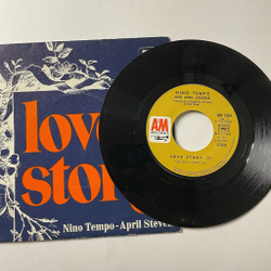 Винтажная виниловая пластинка LP Nino Tempo and April Stevens Love Story (France 1972) 7 дюймов, 45 RPM, Single