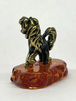 Бронзовая статуэтка на янтаре