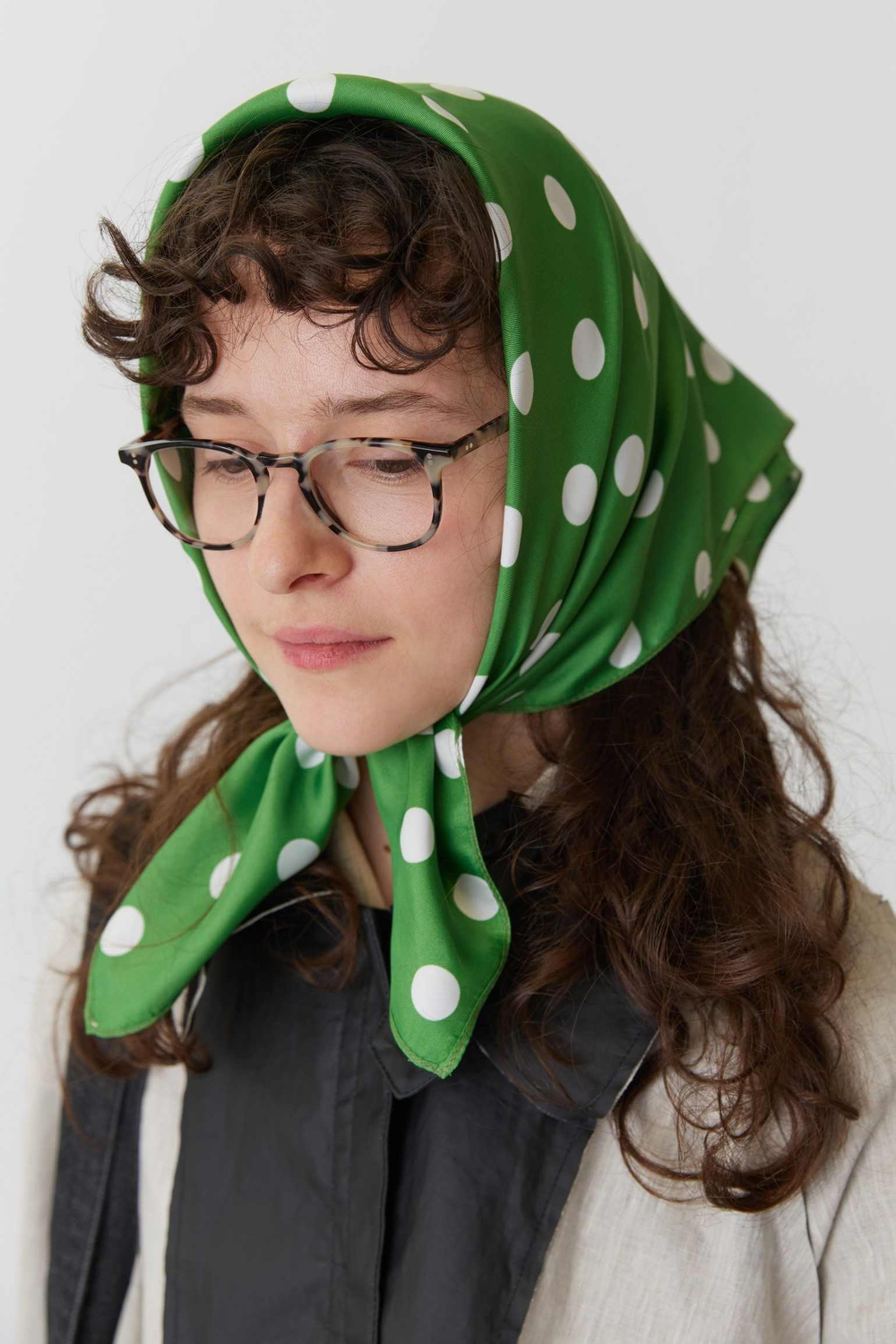 Косынка из шелка зеленая в белый горох