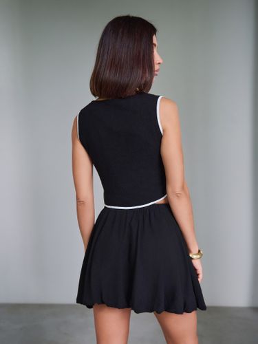 Черный костюм из жилета и юбки