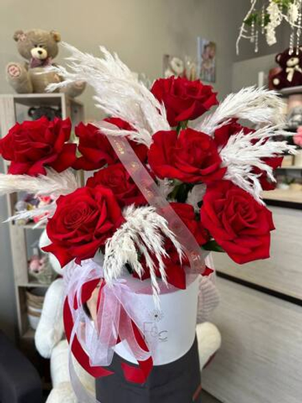 Шляпная коробка с 9 розами Эквадор