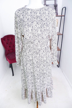 Платье приятной расцветки, визуально на 46 размер