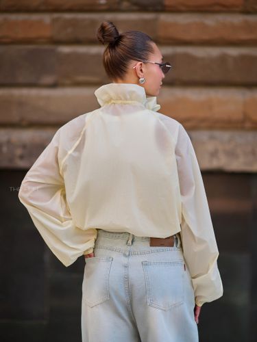 Светло-желтая ветровка с акцентным воротником