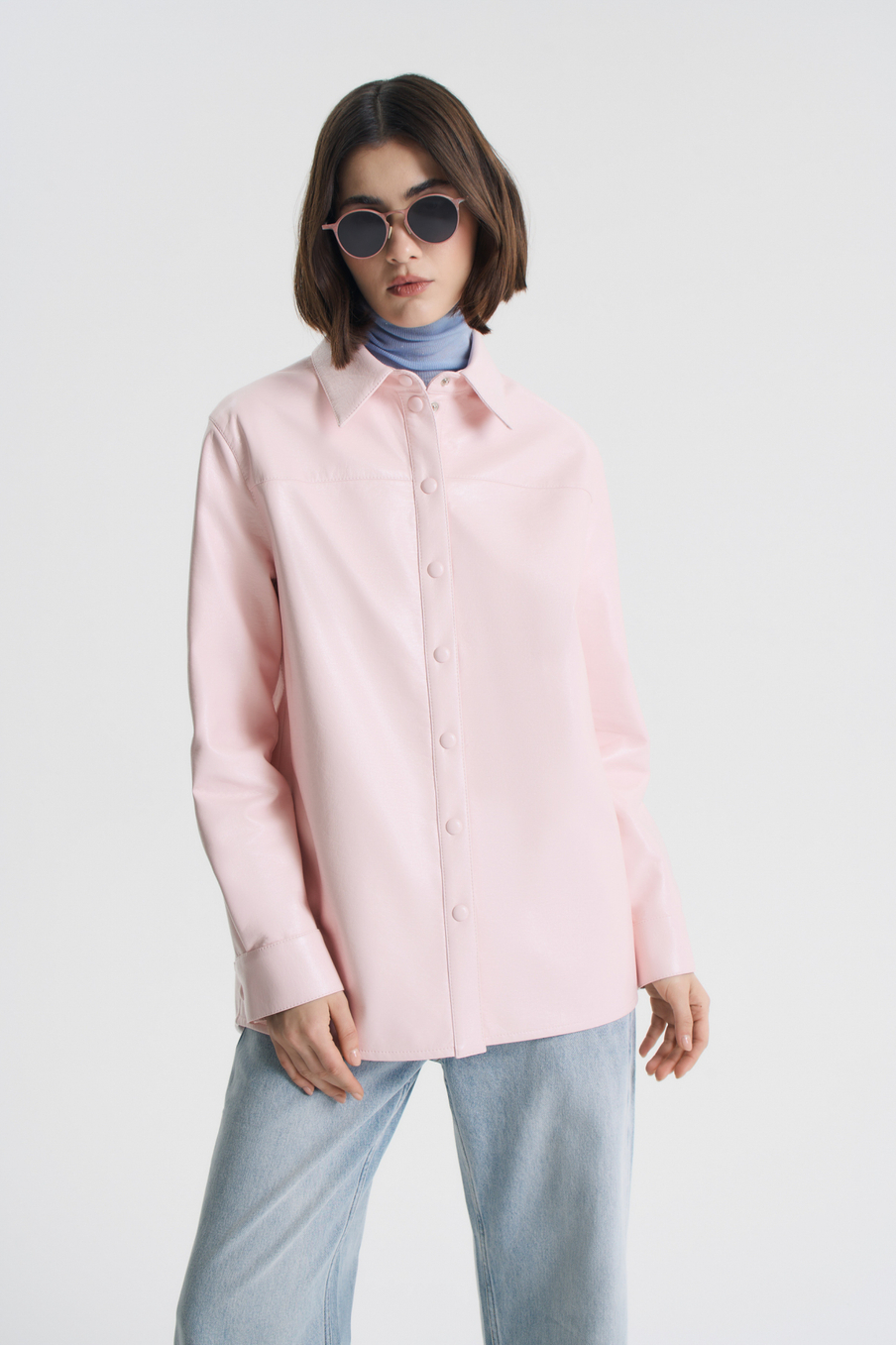 Рубашка из розовой экокожи
