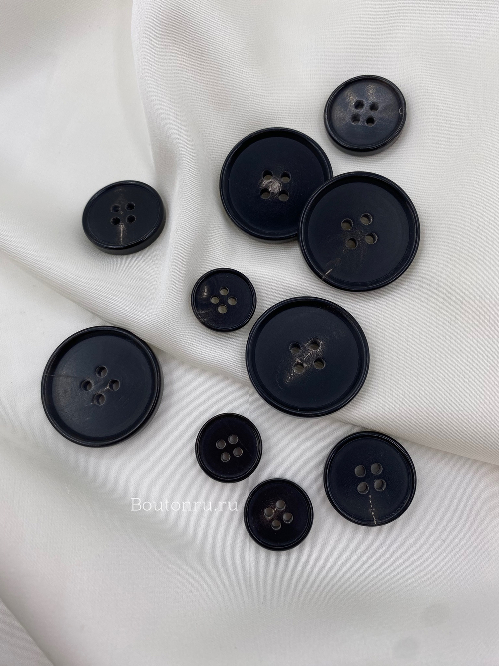 Пуговицы натуральный рог черные с тонкими белыми (бежевыми) прожилками на прокол