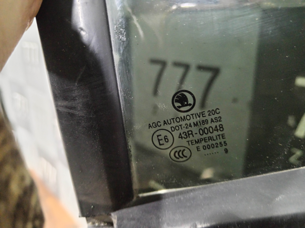 Стекло двери задней правой Skoda Octavia 3 (A7) 13-20 Б/У Оригинал 5E5845213