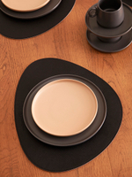 Набор из двух тарелок темно-серого цвета из коллекции essential, 25 см