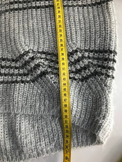 Свитер с блестящей ниточкой, визуально на 44 размер
