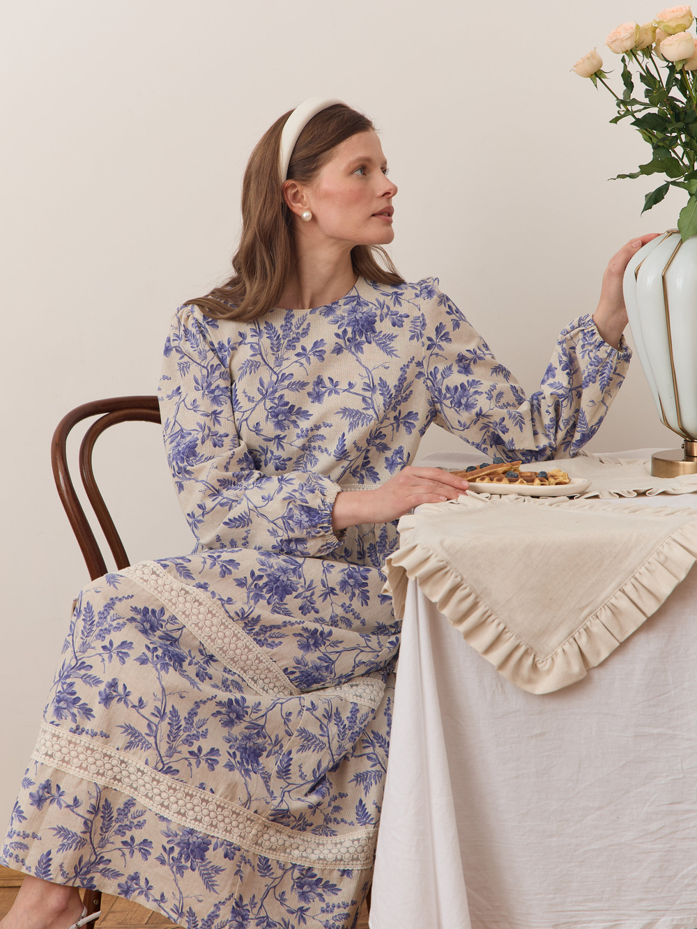 Платье с кружевными вставками