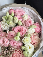Букет из кустовых пионовидных роз, эустомы и одноголовых роз