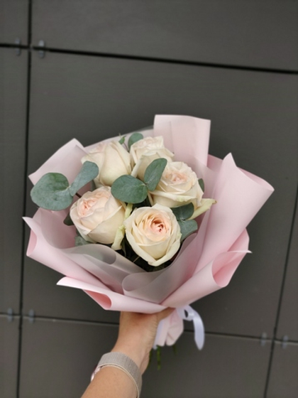 Нежный букет с ароматной розой Вайт Охара и эвкалиптом