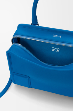 Loewe Маленькая сумка Amazona 180 из мягкой телячьей кожи, ярко-синий
