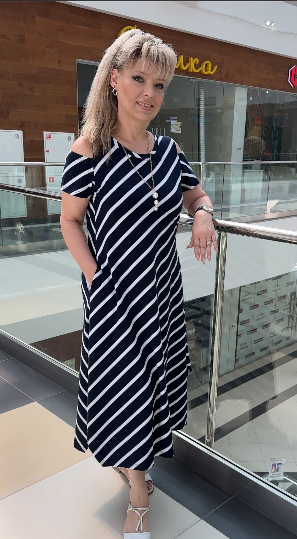 Трикотажное платье в полоску по диагонали с вынутыми плечиками