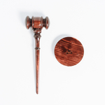 Деревянный молоток судьи (аукционный молоток) из древесины кедра. wg2