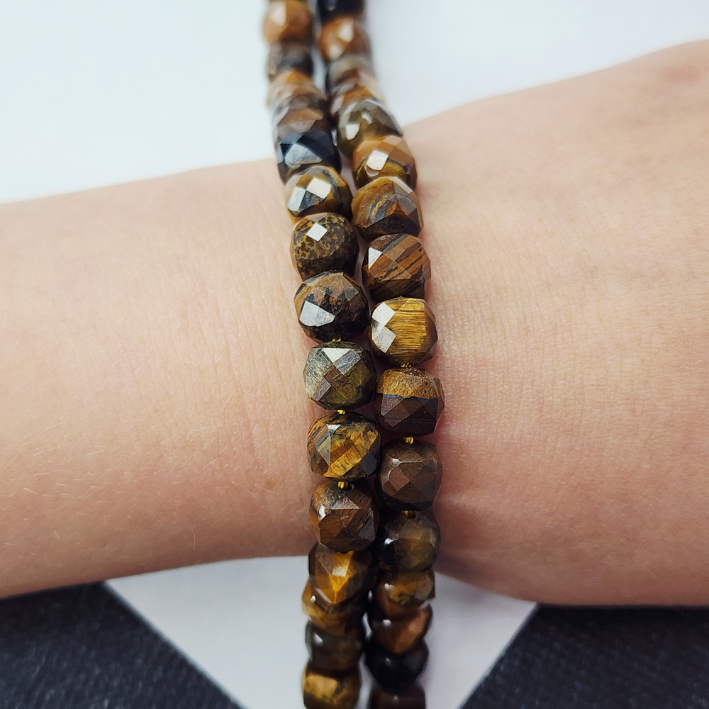 Тигровый глаз, бусины куб, р-р примерно 6.5мм, красивая огранка