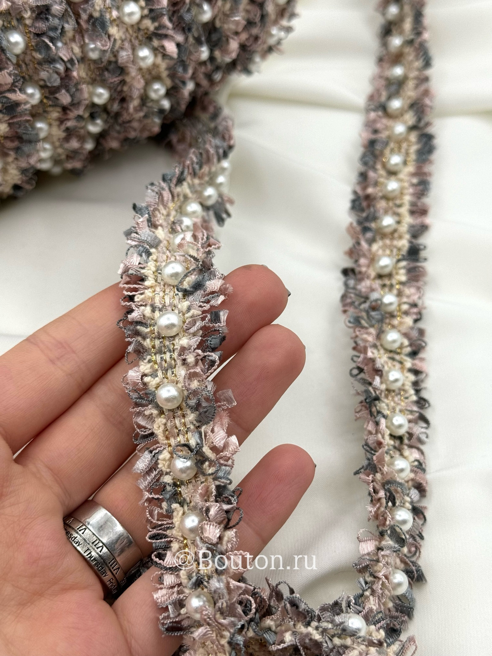 Тесьма серо-розовая с жемчугом твид
