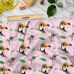 Ткань саржа туканы и калибри на розовом фоне