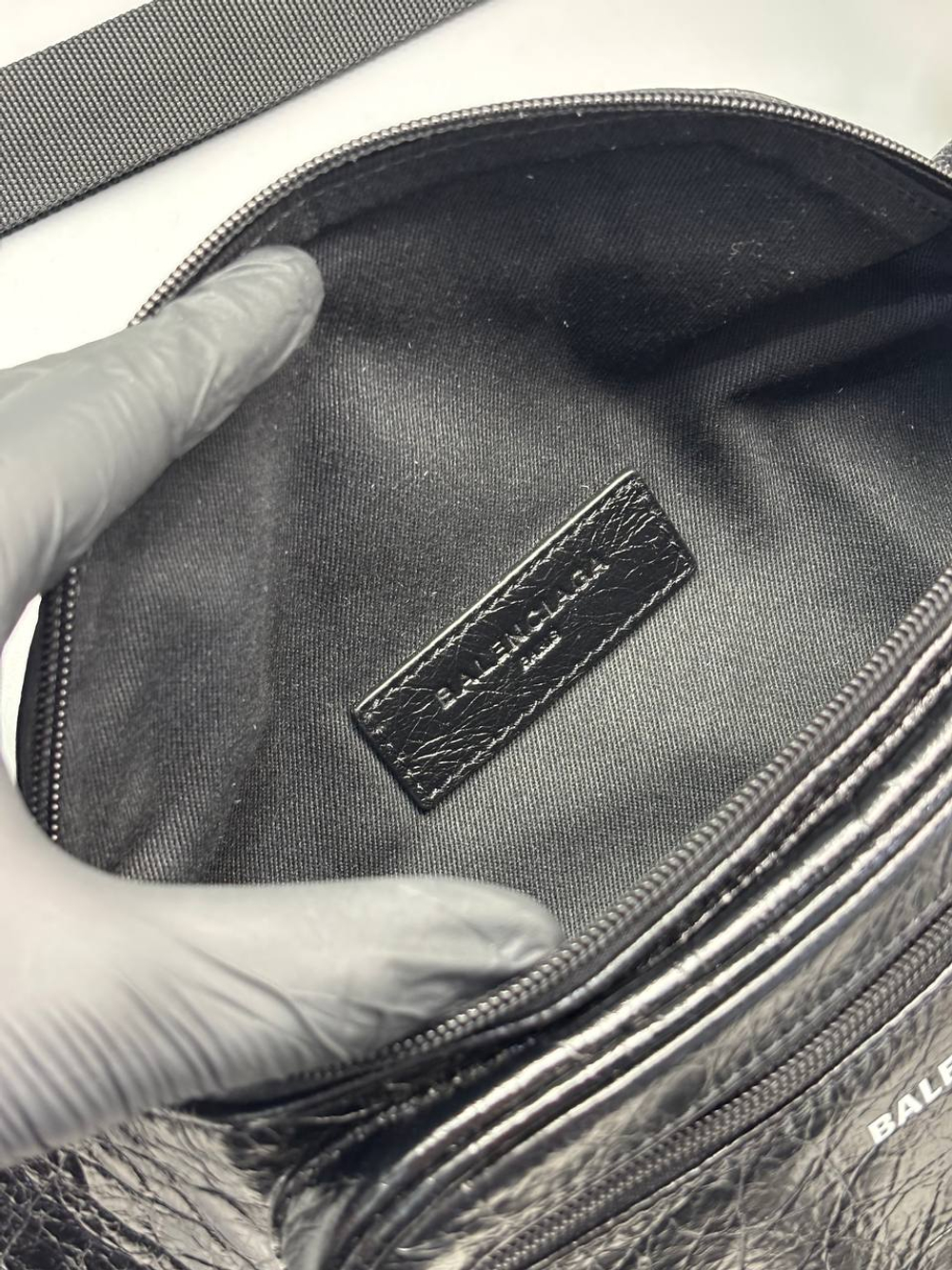 Сумка- слинг Balenciaga