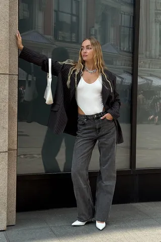 Боди с V-образным вырезом кремового цвета