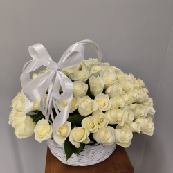 101 белая роза в корзине