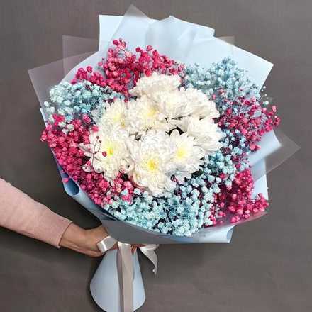 Букет из хризантем сорта "BALTICA WHITE" с цветной гипсофилой