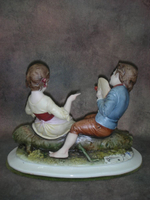 Статуэтка. Фарфор. Дети с маскарадной маской. Capodimonte. Италия