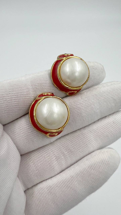 Серьги с красной эмалью и «жемчугом»