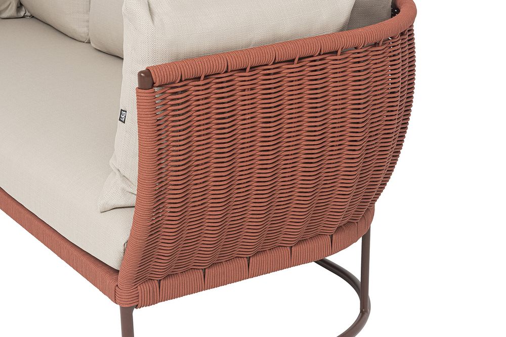 "Фиджи" диван 3-местный плетеный из роупа, каркас алюминий коричневый (RAL8016) муар, роуп красный (8372) круглый tex, ткань Mossle бежевая