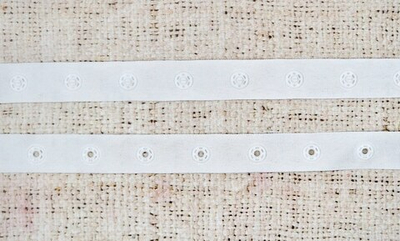 Кнопки пластиковые на ленте d 0,8 см, шаг 2,5 см, ш. 1,8 см, белый