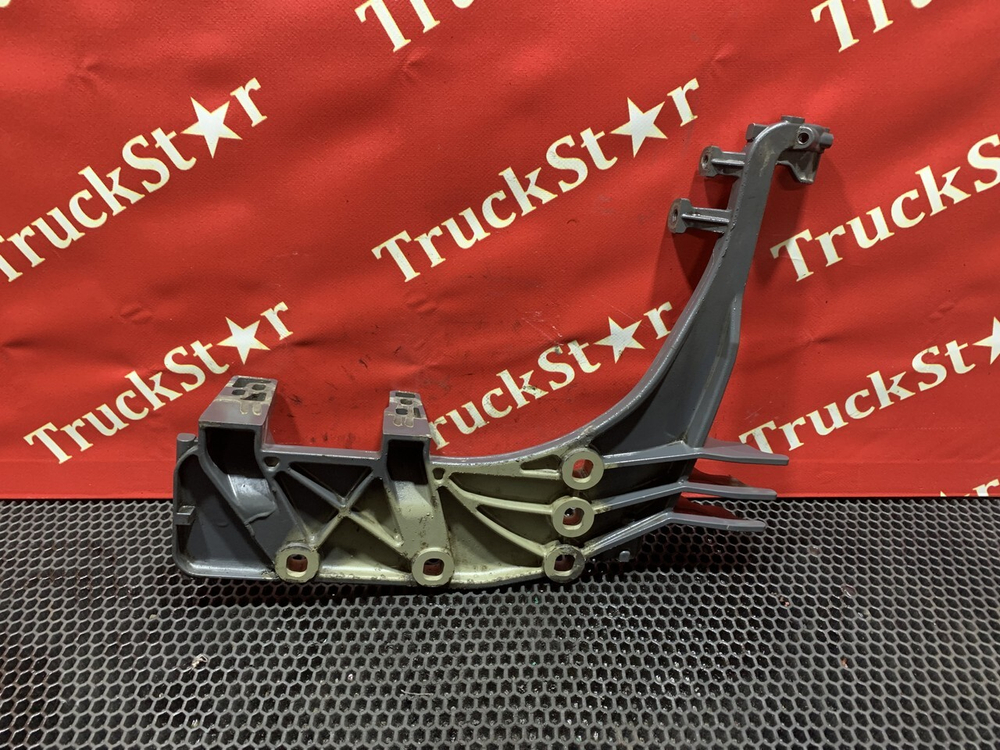 Кронштейн подножки левый 2021г