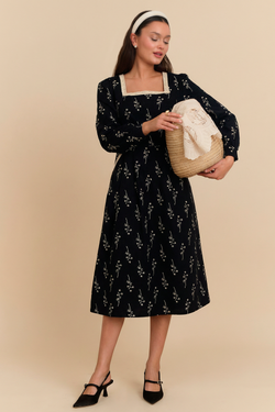 Платье с квадратным вырезом